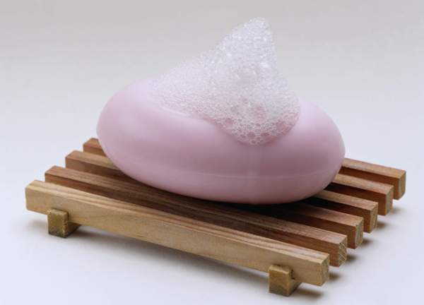 Для стирки подойдет практически любое мыло. Фото с сайта www.72box.ru
