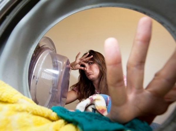 Причин появления запаха в стиральной машине может быть несколько. Фото с сайта service-1.ru