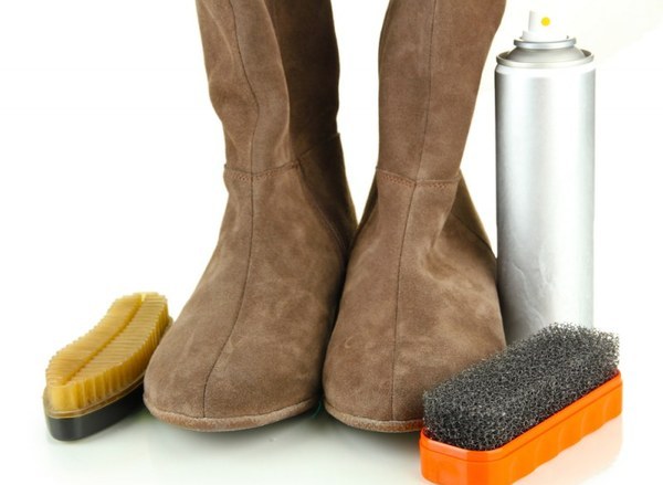 Замшевую обувь можно почистить с помощью специальной щетки. Фото с сайта n1s1.hsmedia.ru