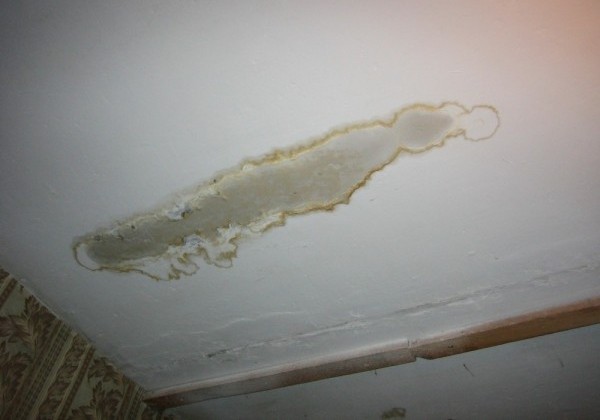 Желтые пятна на потолке на кухне. Фото с сайта jkuhnya.ru 